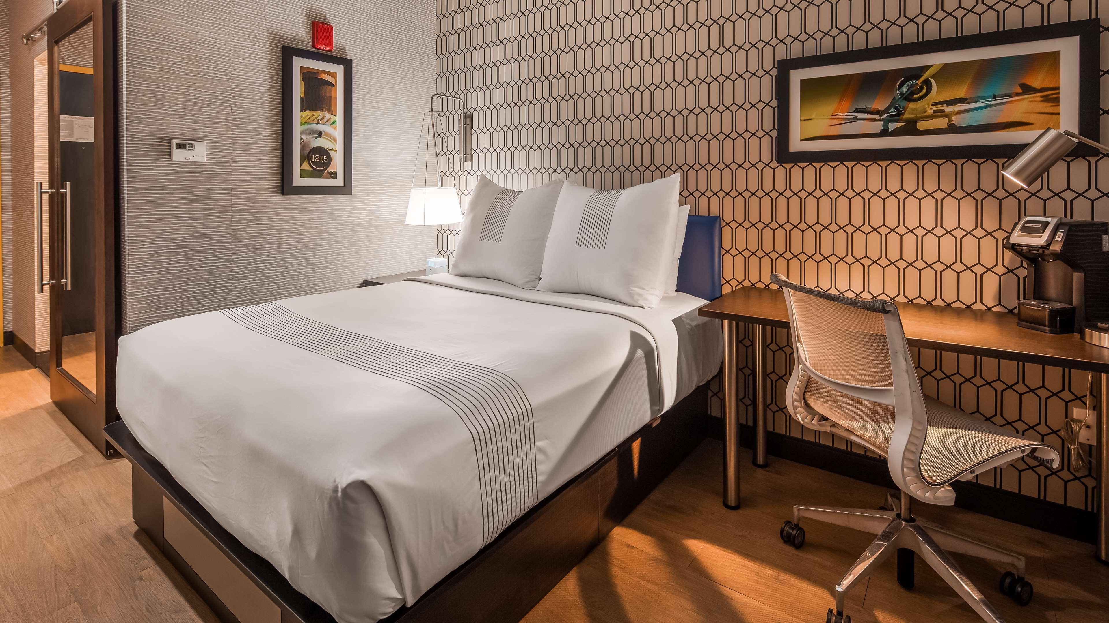 Glo Best Western Brooklyn Nyc New York Exterior photo