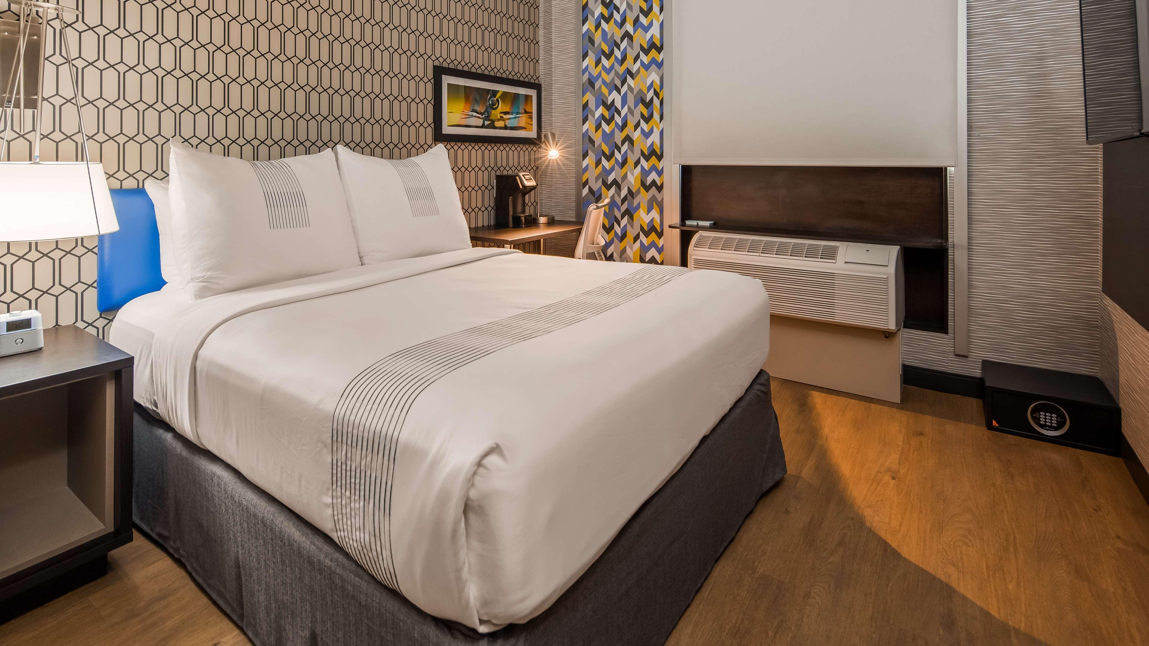 Glo Best Western Brooklyn Nyc New York Exterior photo