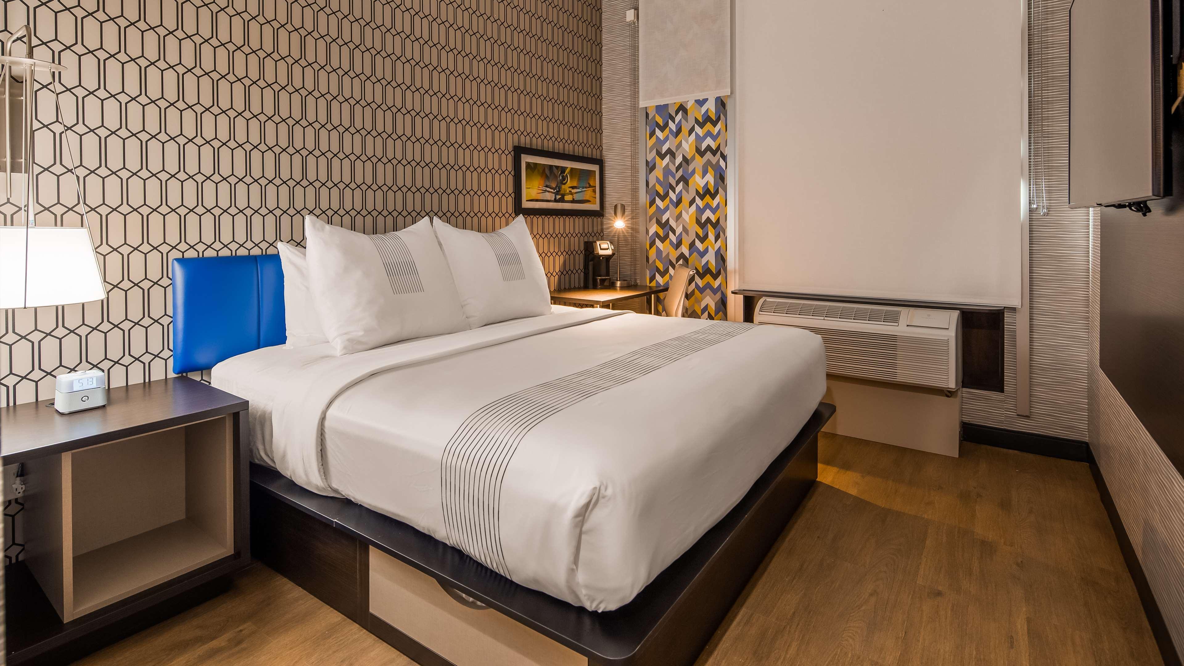 Glo Best Western Brooklyn Nyc New York Exterior photo