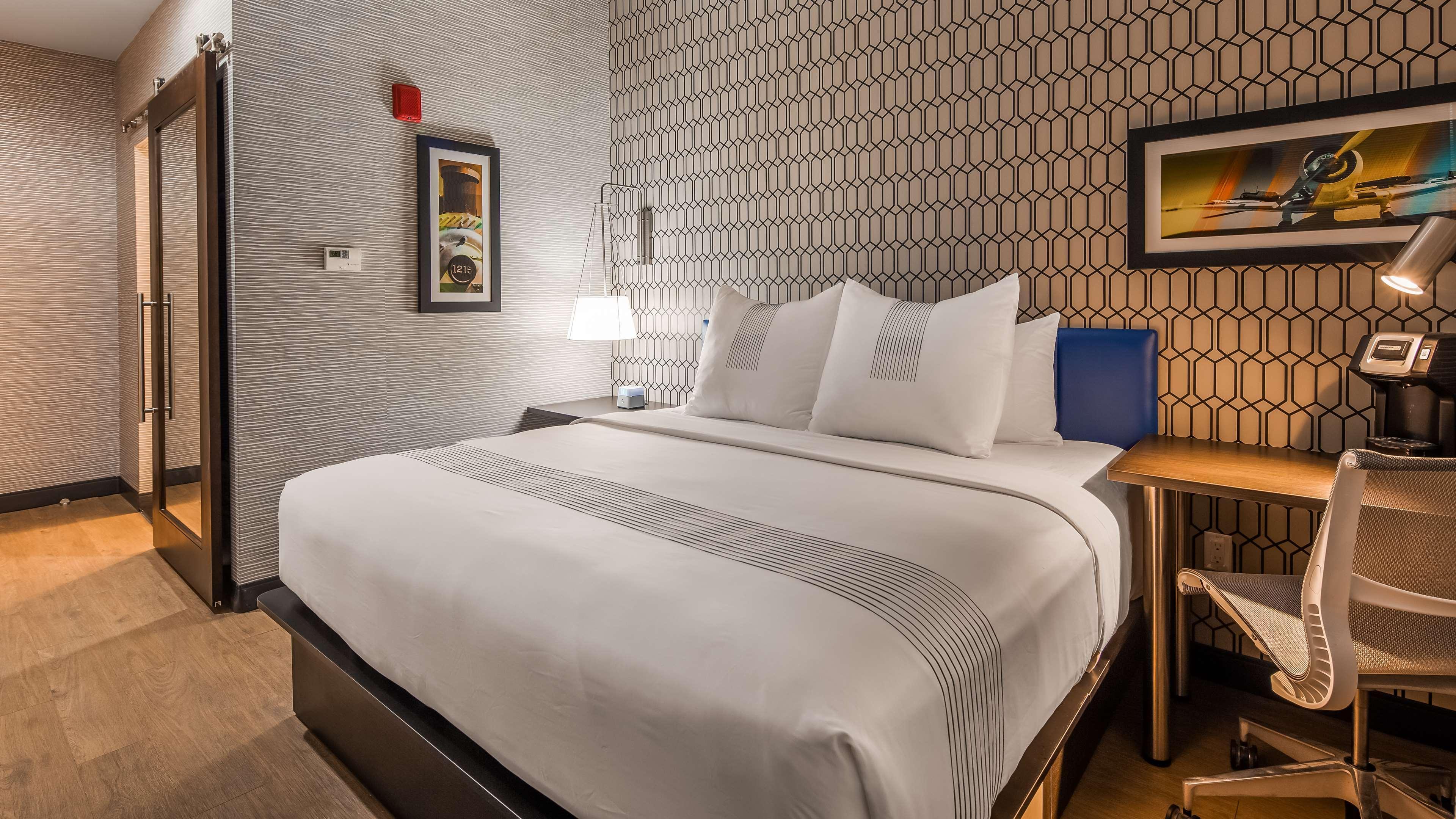 Glo Best Western Brooklyn Nyc New York Exterior photo