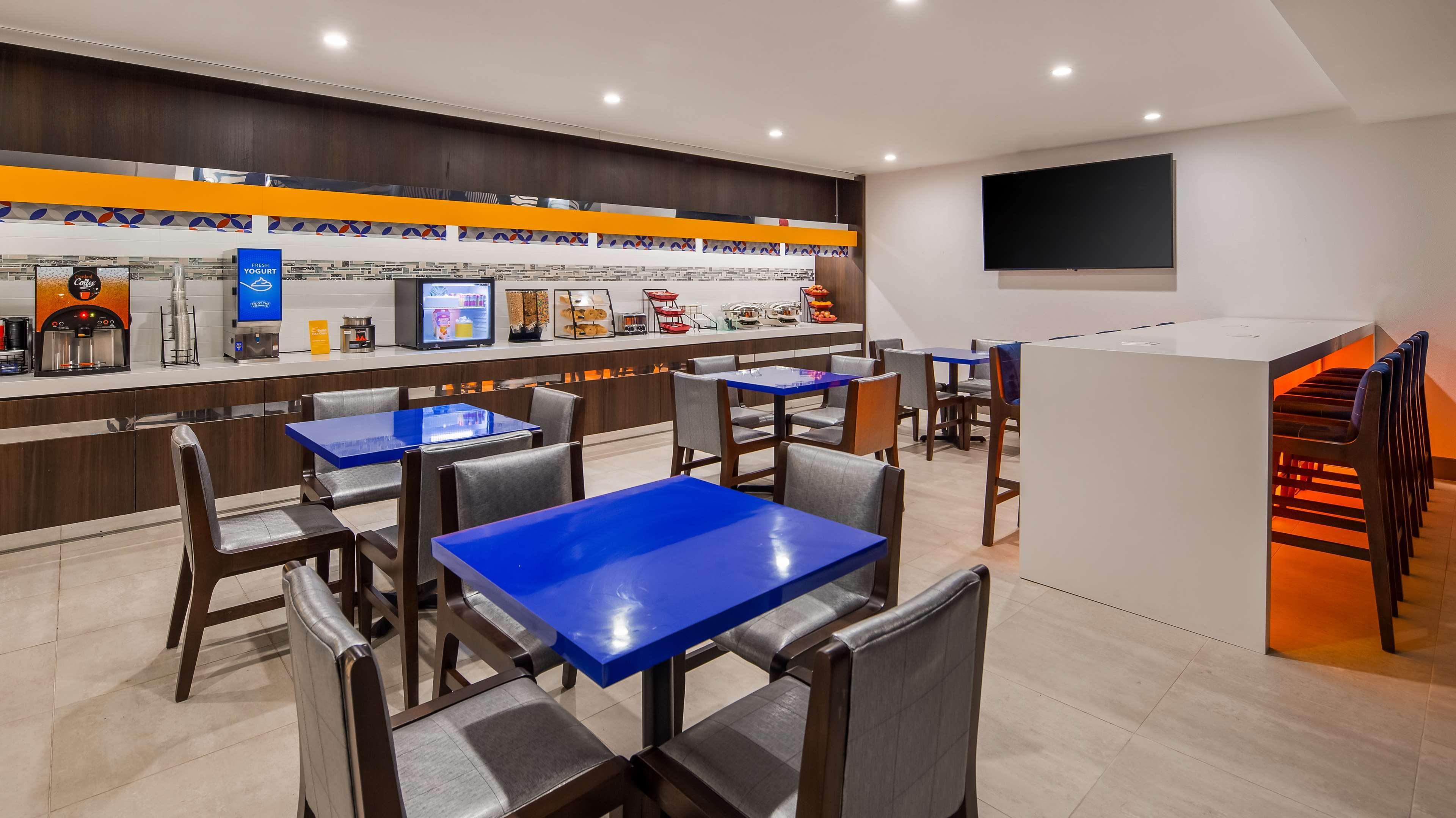 Glo Best Western Brooklyn Nyc New York Exterior photo