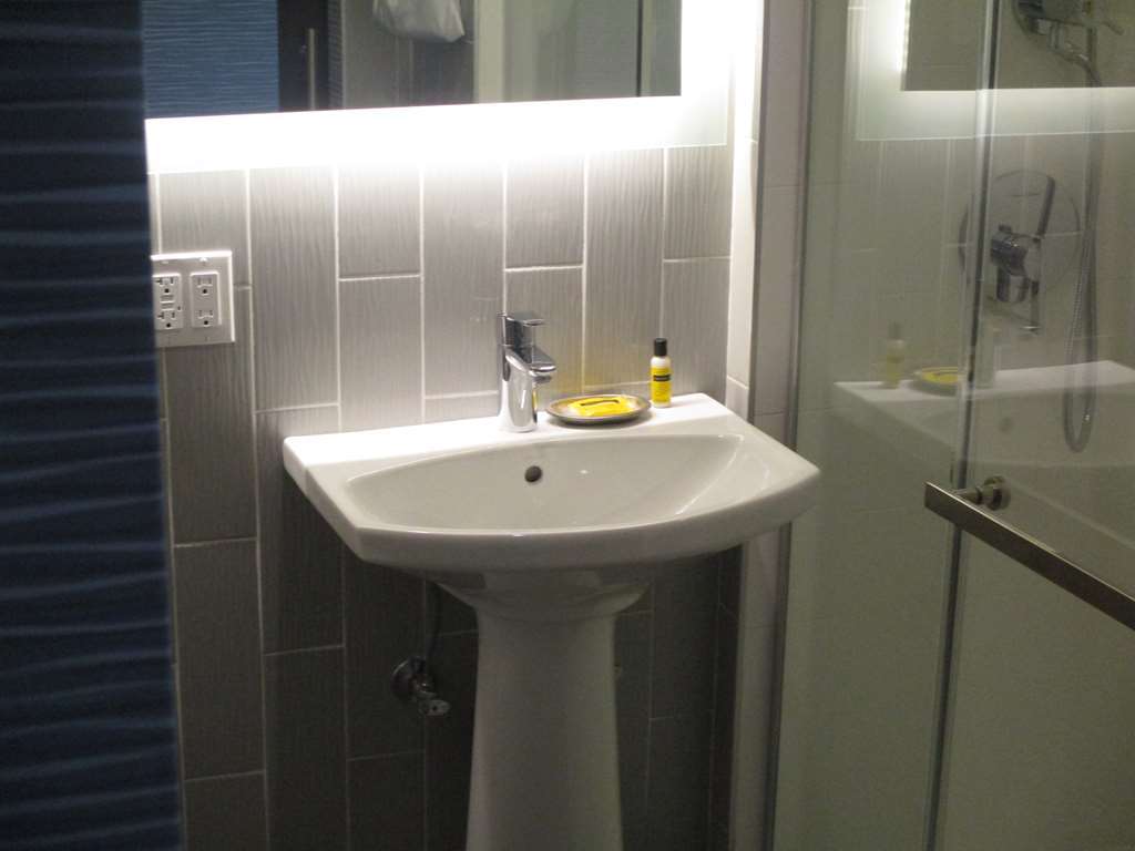 Glo Best Western Brooklyn Nyc New York Room photo