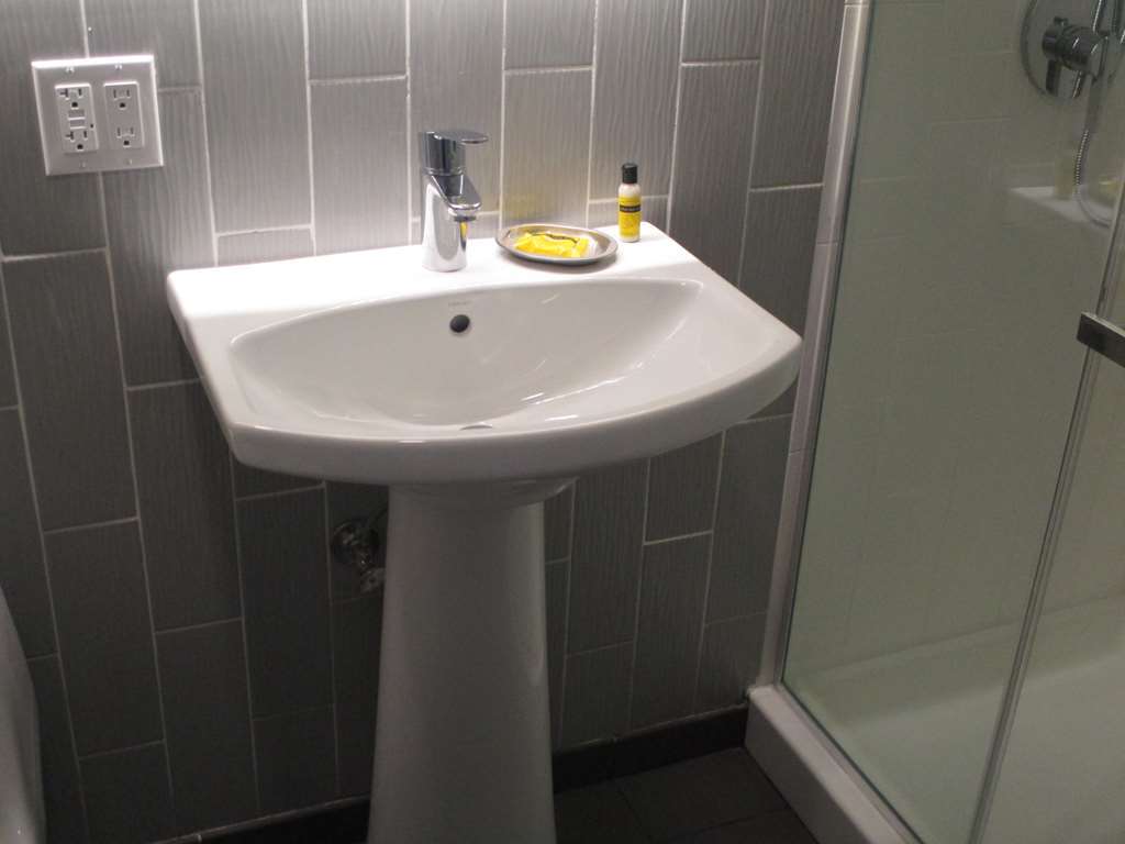 Glo Best Western Brooklyn Nyc New York Room photo